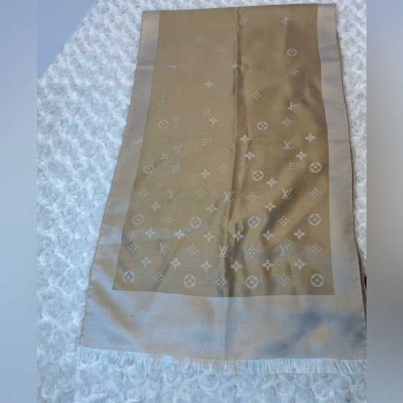 LOUIS VUITTON SILK Beige Monogram Capri Scarf - Picture 1 of 9